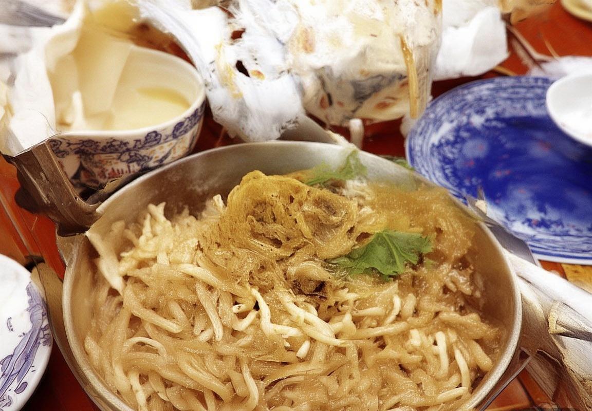 拜仁慕尼黑VS皇家马德里：莱万对本泽马的巅峰对决前瞻